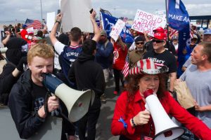 Disturbios y detenidos en acciones a favor y contra de Trump en California