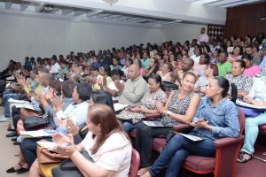 SPM: Capacitan 400 docentes de la JE