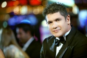 Eddy Herrera le canta a la mujer en Jalao