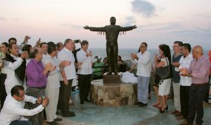 Desvelan estatua de Juan Gabriel en Acapulco