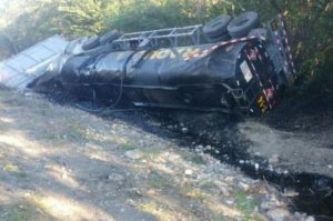 Fallece conductor de camión tanquero se volcó en carretera Baní-Azua