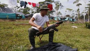 COLOMBIA: Más de 100 desertores de las FARC se entregan