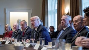 EEUU: Trump destaca logros en primera reunión de gabinete