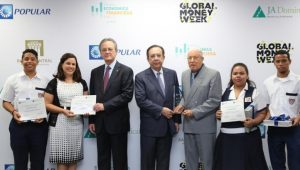 Titulares de bancos Central y Popular entregan premios «Banquero Joven»