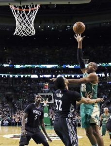 Horford supera a Towns en duelo Boston-Wolves