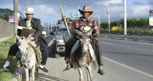 Hombres que salieron en burros de Puerto Plata llegan al Palacio Nacional