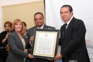 Javier García es reconocido por comunidad de Jarabacoa