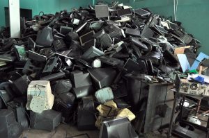 Destruyen máquinas tragamonedas y equipos operaban de manera ilegal