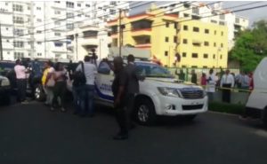 Conmueve crimen de mujer delante de niños en barrio de la capital dominicana