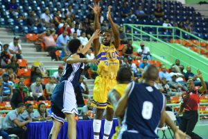 Mauricio Báez apabulla El Millón en basket del DN