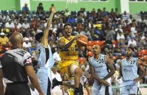 Mauricio Báez derrota Los Prados en basket del DN