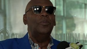 COLOMBIA: Alcalde ebrio insulta a Michel ‘El Buenón’, lo baja de tarima