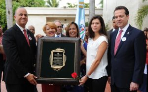 Minerd reconoce a tres damas destacadas del país