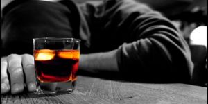 DUVERGE: Hombre muere tras sufrir intoxicación alcohólica