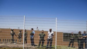 EE.UU. evalúa separar a madres e hijos que crucen ilegalmente la frontera EE.UU. evalúa separar a madres e hijos que crucen ilegalmente la frontera