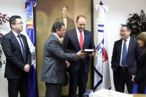 Ejecutivos multinacional china Huawei visitan al presidente del Indotel