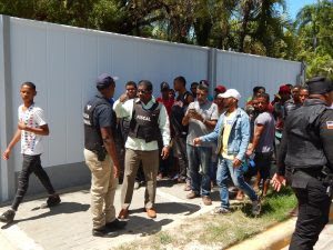 BARAHONA: Agentes DICAN enfrentan a tiros a presuntos narcos en malecón