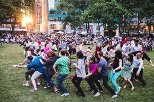 Centenares participan en gigante juego de las sillas