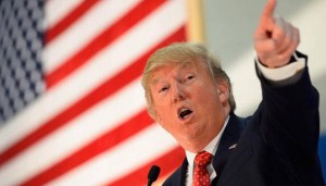 Trump dice que Clinton conspiró con su partido para ganarle al “loco” Sanders