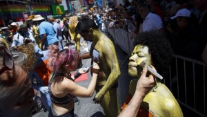 Doscientos nudistas lucen mensajes de aceptación en su cuerpo