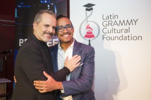 Grammy Latino y Miguel Bosé entregan beca a músico de la RD