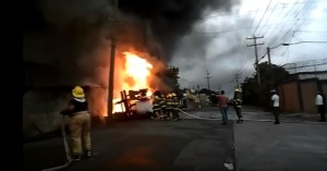 Bomberos sofocan incendio próximo a la Refinería Dominicana de Petróleo