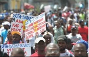 HAITI: Cientos obreros textiles exigen en las calles de capital aumentos de salarios