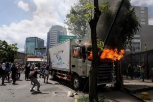 VENEZUELA: Matan a tiros e incineran dos policías, dice Fiscalía VENEZUELA: Matan a tiros e incineran dos policías, dice Fiscalía