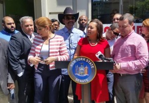 Senadora Alcántara somete proyecto protegerá taxistas