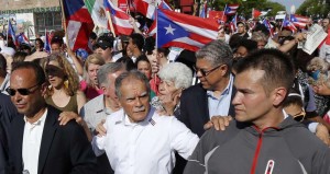 Boricuas acogen a Oscar López en su desfile, con menos asistencia