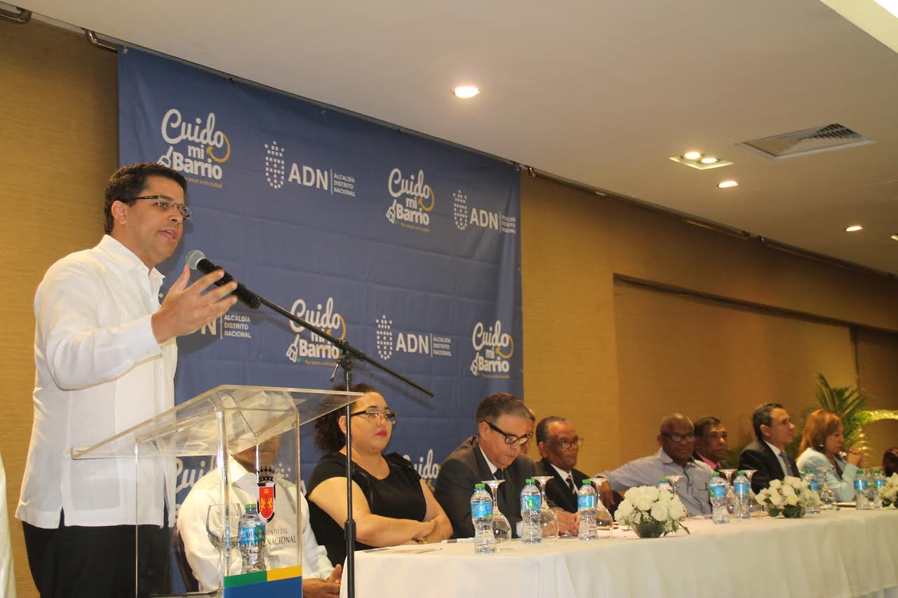 Collado anuncia concurso para los barrios del DN imagen