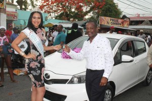 BOCA CHICA: Alcalde entrega carro a reina del carnaval