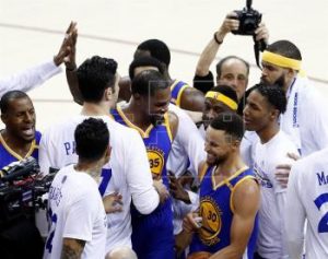 Warriors ponen contra la pared a los Cavs en final NBA