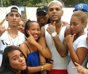 El Mayor Clásico hace fiesta en su casa a fanáticos El Mayor Clásico hace fiesta en su casa a fanáticos