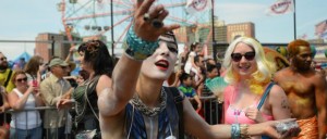Sirenas y criaturas marinas toman playa en desfile de disfraces