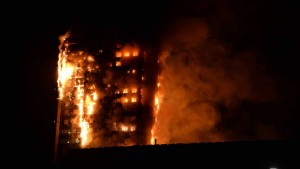 LONDRES: Incendio grandes proporciones devora edificio 27 pisos