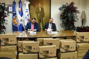 Indotel firma convenio con APORDOM y le dona 15 computadoras