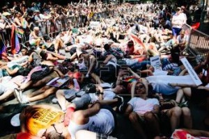 NUEVA YORK: Desfile del Orgullo Gay enmarcado con signos anti Trump