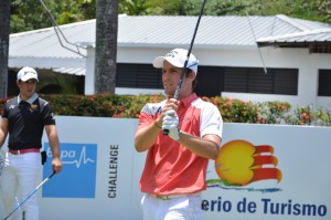 Wily Pumarol es único criollo se mantiene en PGA Golf