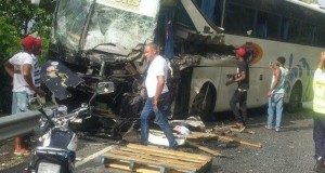 SAMANÁ: Choque entre patana y un autobús deja al menos nueve heridos
