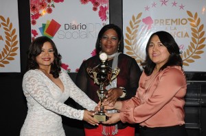 Mercedes Castillo recibe Premio a la Excelencia Femenina Mercedes Castillo recibe Premio a la Excelencia Femenina