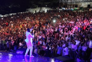 Multitudinaria asistencia en concierto artistas dominicanos en PP