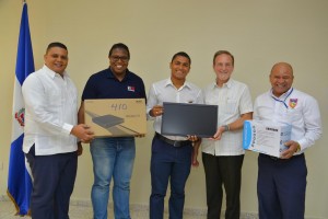 BARAHONA: Indotel e Industria y Comercio entregan computadoras