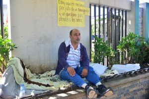 SANTIAGO: Pastor lleva cuatro días encadenado por falta equipos en hospital
