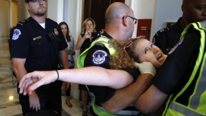 WASHINGTON: Protestan contra proyecto sobre cuidado de salud