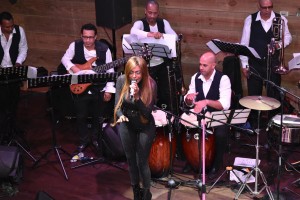 Ruth La Cantante en una gran noche para la salsa