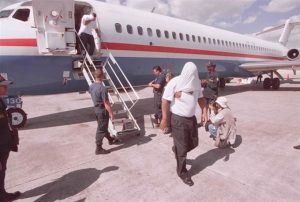 Llegan al AILA 109 ex reos dominicanos deportados desde los Estados Unidos