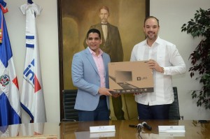 Indotel entrega computadoras a la Federación Baloncesto