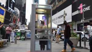 Cabinas telefónicas en Times Square cuentan historias reales de inmigrantes