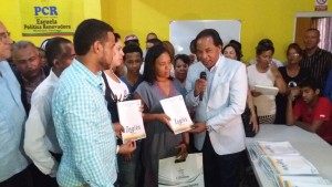 SANTIAGO: PCR inaugura centro enseñanza gratuita inglés e informática